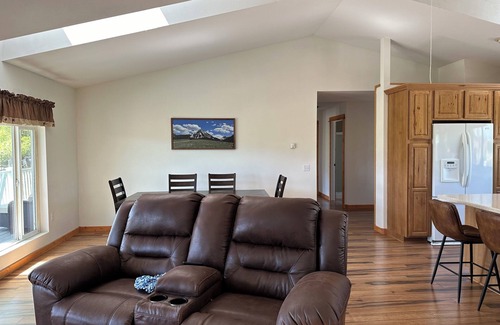 Alder Casa | Charming 2-bedroom house in lovely Alder with WiFi, AC & beautiful Mountain View