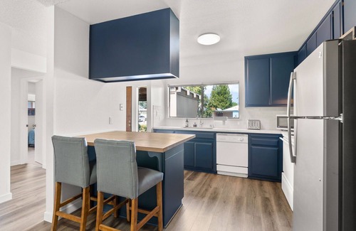 Davis Casa | Charming 2-bedroom house backs to trail - Central location
