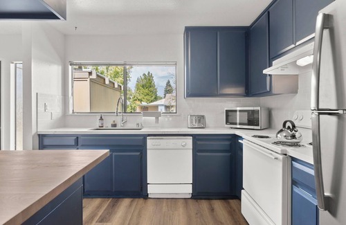 Davis Casa | Charming 2-bedroom house backs to trail - Central location