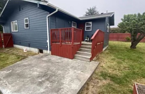 Humboldt Hill Casa | Charming 2-bedroom house in beautiful Eureka with private fenced in yard