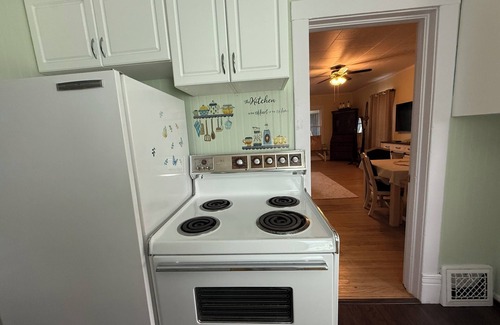 Harvey Casa | Charming 2-bedroom house in picturesque Harvey with AC