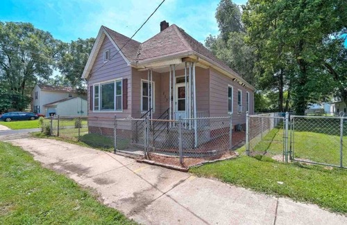 Peoria Casa | Charming 2-bedroom house in amazing Peoria with AC