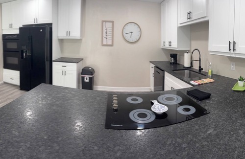North Forest Hills Casa | Charming 2-bedroom house Centrally located in Tampa.