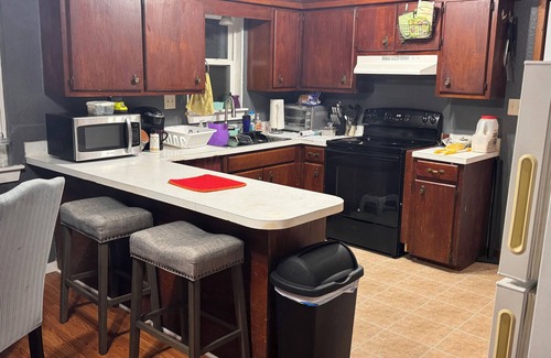 Tulsa Casa | Charming 2-bedroom house with AC, WiFi in awesome Tulsa! 5 minutes from the BOK!