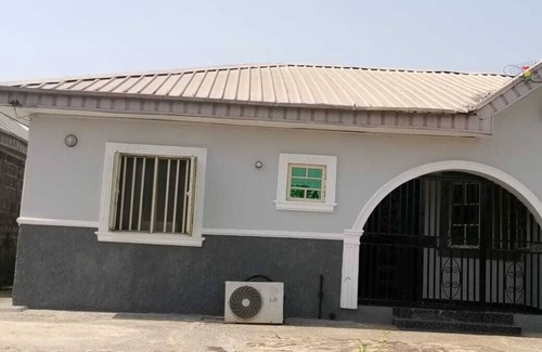 Ota Casa | Charming 2-bedroom house with WiFi, AC, Parking in serene Ota winners chapel