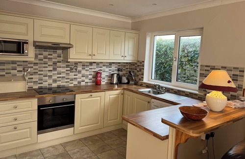 Ballyvaughan Cabaña | Charming 2-bedroom cottage in Ballyvaughan Village Centre with WiFi