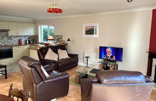 Ballyvaughan Cabaña | Charming 2-bedroom cottage in Ballyvaughan Village Centre with WiFi