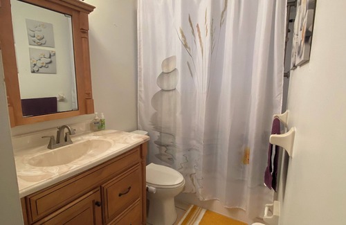 Cocoa Casa | Charming 1-bedroom in the hidden gem of Cocoa Florida with WiFi, AC, and Pool.