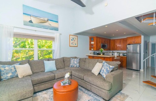 Bodden Town Condominio | Charming 2-bedroom condo with AC in Bodden Town