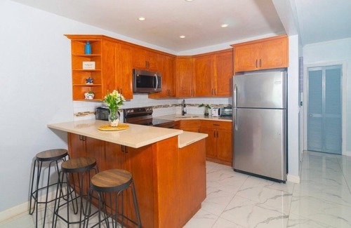 Bodden Town Condominio | Charming 2-bedroom condo with AC in Bodden Town