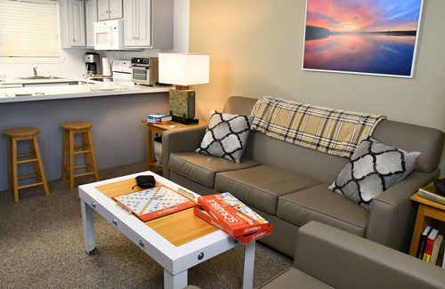 Greentown Condominio | Charming 2-Bedroom Lake Wallenpaupack Condo with Included Boat Slip