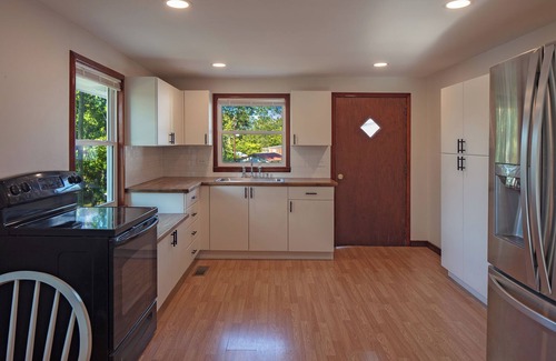 Goodsprings Casa | Charming 2-bedroom lake house with AC, WiFi, dock, boathouse