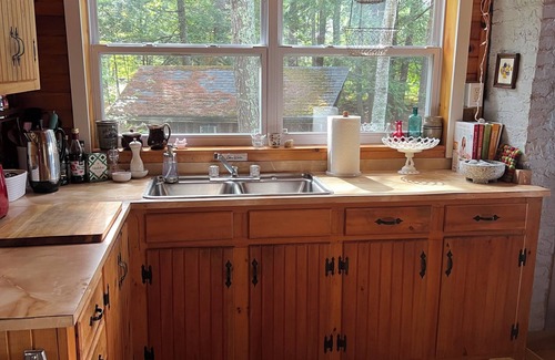 Unity Cabaña | Charming 2-Bedroom Lake Front Cottage with Wi-Fi and A/C on Tranquil Unity Pond