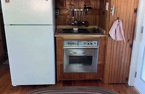 Unity Cabaña | Charming 2-Bedroom Lake Front Cottage with Wi-Fi and A/C on Tranquil Unity Pond