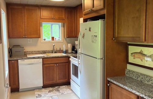 South China Cabina | Charming 2-bedroom lakefront cottage & dock