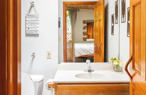 Volcano Cabina | Charming 2-bedroom lodge in beautiful Volcano with Hot Tub