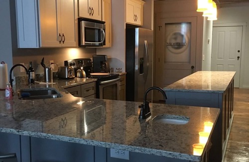 Calhoun Apartamento | Charming 2-bedroom loft apartment with AC, WiFi in fabulous Downtown Calhoun