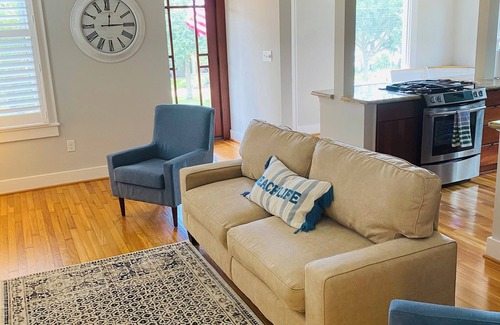 Lakeview Casa | Charming 2-bedroom Magnolia Cottage in serene East Hill with WiFi, AC