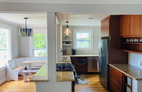 Lakeview Casa | Charming 2-bedroom Magnolia Cottage in serene East Hill with WiFi, AC
