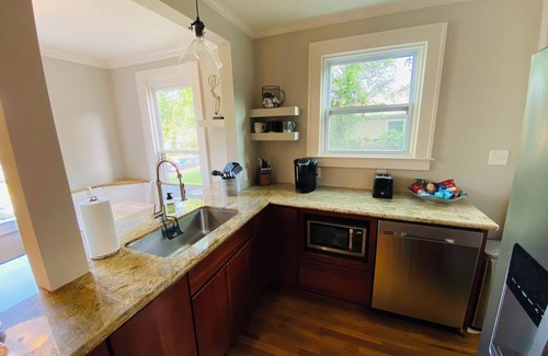 Lakeview Casa | Charming 2-bedroom Magnolia Cottage in serene East Hill with WiFi, AC