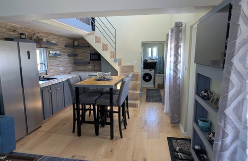 Barroui Casa | Charming 2-bedroom Mountain Tiny House in Cochrane with WiFi.