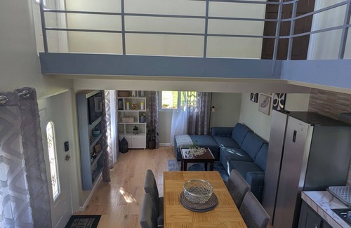 Barroui Casa | Charming 2-bedroom Mountain Tiny House in Cochrane with WiFi.