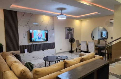 Ajah Casa | Charming 2-Bedroom Duplex Minute from LBS