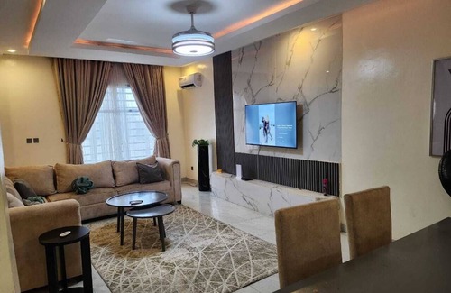Ajah Casa | Charming 2-Bedroom Duplex Minute from LBS