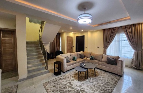Ajah Casa | Charming 2-Bedroom Duplex Minute from LBS