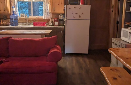 Brantingham Cabina | Charming 2-bedroom on Serene Lake Cabin in Greig
