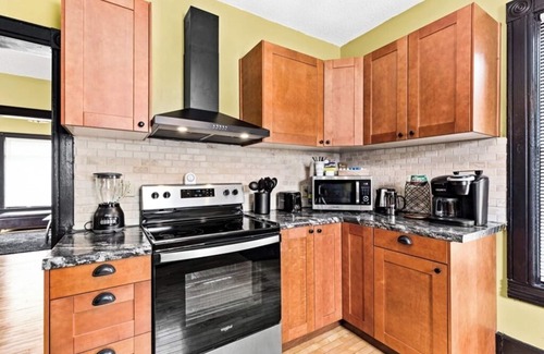 Ashland Casa | Charming 2-Bedroom Pet-Friendly Home Walkable to Downtown, Murals & Coffeehouse