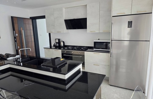Suwailih Apartamento | Charming 2-bedroom rooftop apartment with mountain view in Amman