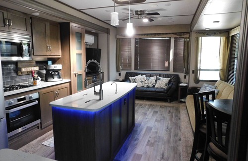 Key Largo Village Alquiler De RV | Charming 2-bedroom RV Hideaway campground in Key Largo; Sun & Fun!
