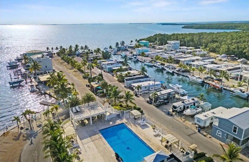 Key Largo Village Alquiler De RV | Charming 2-bedroom RV Hideaway campground in Key Largo; Sun & Fun!
