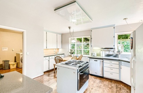 North Gresham Casa | Charming 2-bedroom single level house close to PDX, Edgefield and Mt Hood