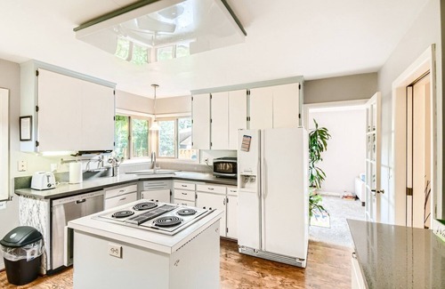 North Gresham Casa | Charming 2-bedroom single level house close to PDX, Edgefield and Mt Hood