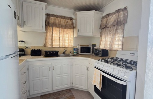 Graeme Hall Park Cabaña | Charming 2-bedroom Sunshine Cottage on south coast with WiFi, AC