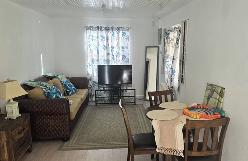 Graeme Hall Park Cabaña | Charming 2-bedroom Sunshine Cottage on south coast with WiFi, AC