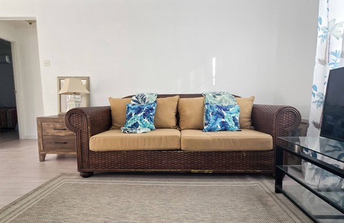 Graeme Hall Park Cabaña | Charming 2-bedroom Sunshine Cottage on south coast with WiFi, AC