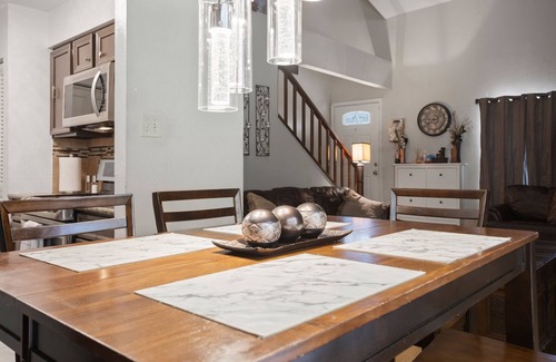 Woodlake - Briar Meadow Casa | Charming 2-bedroom townhome with WiFi and AC in brilliant Houston