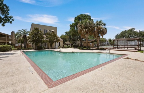 Woodlake - Briar Meadow Casa | Charming 2-bedroom townhome with WiFi and AC in brilliant Houston
