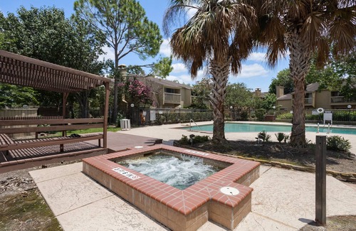 Woodlake - Briar Meadow Casa | Charming 2-bedroom townhome with WiFi and AC in brilliant Houston