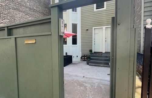 Logan Square Casa | Charming 2-bedroom urban oasis in fabulous Chicago!