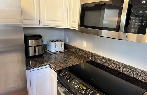 Battle Creek Casa | Charming 2-bedroom 2 bath lake house on Goguac Lake in Battle Creek with WiFi/AC