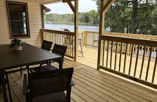 Chocowinity Casa | Charming 2-bedroom Waterfront House with private boat slip on Blount's Creek