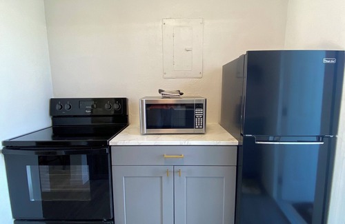 Cocoa Beach Apartamento | Charming 2-bedroom apartment with AC, WiFi in heart of downtown Cocoa Beach