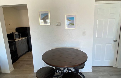 Cocoa Beach Apartamento | Charming 2-bedroom apartment with AC, WiFi in heart of downtown Cocoa Beach