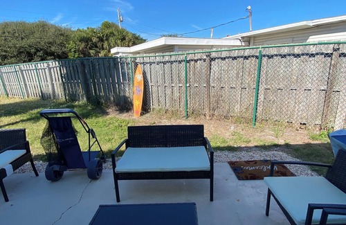 Cocoa Beach Apartamento | Charming 2-bedroom apartment with AC, WiFi in heart of downtown Cocoa Beach
