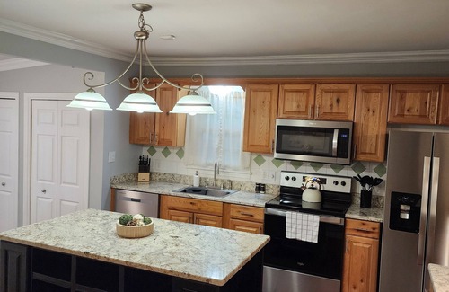 Terry Sanford Casa | Charming 2-bedroom bungalow in central serene Fayetteville with AC