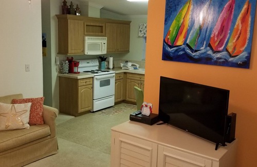 Fort Pierce Shores Casa | Charming 2-bedroom house in N Hutchinson Island across the street from the beach